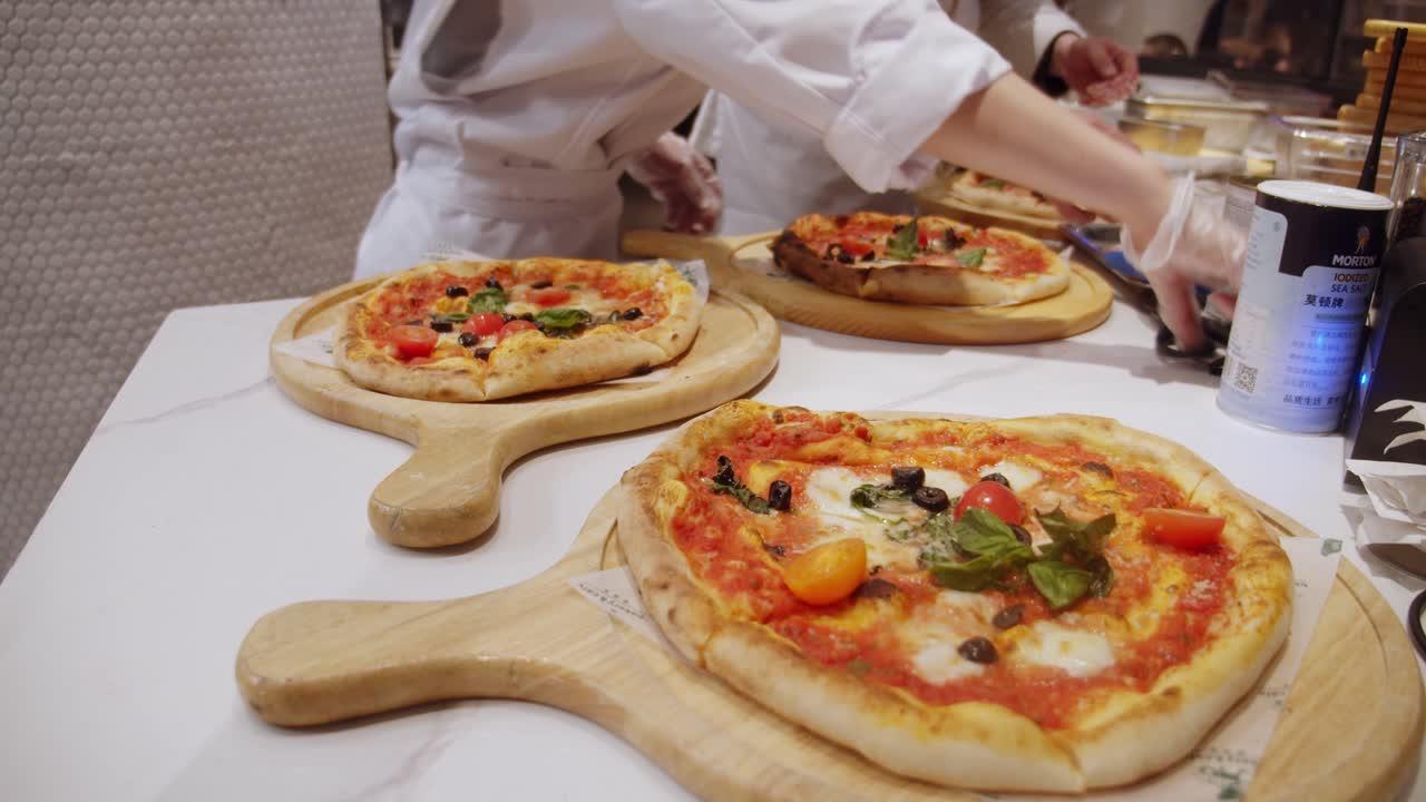 time-lapse de pizzas recién horneadas entregadas en la mesa de la cocina para pedidos