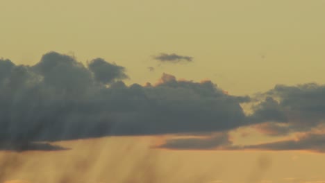 Vogelschwarm-Fliegt-über-Riesige-Wolkenlandschaft-Orange-Blaugrün-Himmel-Sonnenuntergang-Australien-Gippsland-Victoria-Maffra