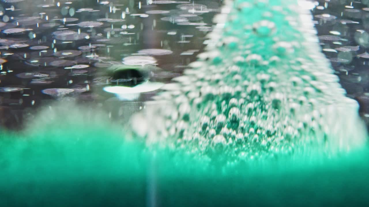 반짝이는 푸른 색 물의 예술적 매크로 샷