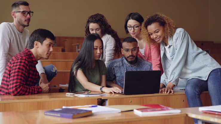 Studenti che collaborano a un progetto in una classe