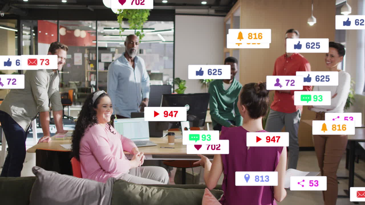 사무실에서 다양한 비즈니스 사람들에 대한 소셜 미디어 데이터 처리의 애니메이션