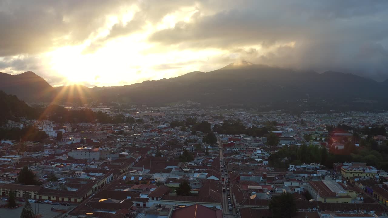 toma panorámica aérea cinematográfica de la puesta de sol en san cristóbal de las casas, chiapas.