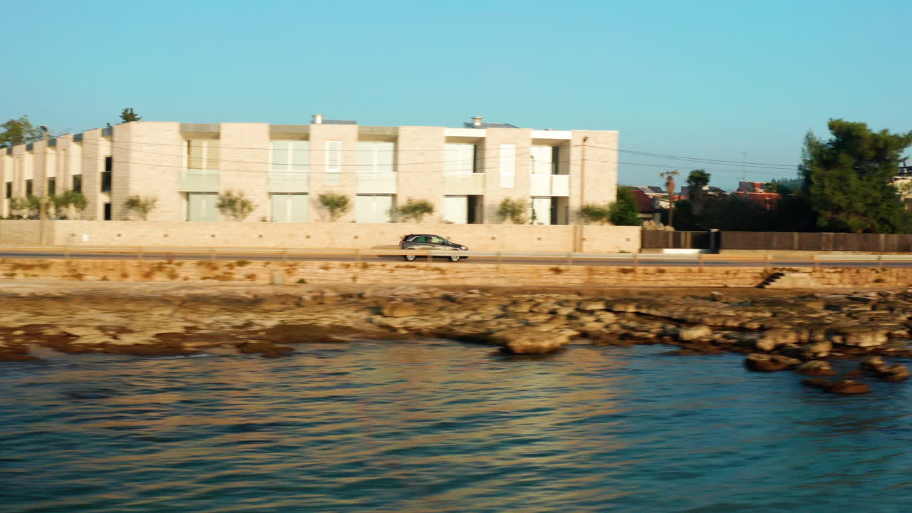 toma de camiones de izquierda a derecha de un automóvil que circula por la carretera de la costa en savudrjia, istria