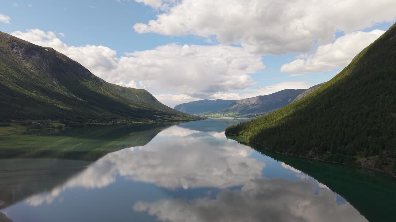 Lom, Norveç yakınlarındaki doğal güzellikleriyle ünlü Ottadalen Vadisi’nden akan Otta Nehri. Geniş açı