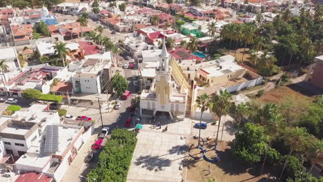 antena de una pequeña iglesia en el soleado méxico