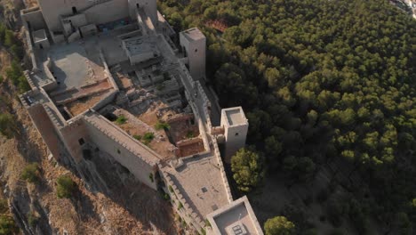 Castillo-De-Jaen,-España-Castillo-De-Jaen-Volando-Y-Tomas-Terrestres-Desde-Este-Castillo-Medieval-En-La-Tarde-De-Verano,-Tambien-Muestra-La-Ciudad-De-Jaen-Hecha-Con-Un-Drone-Y-Una-Camara-De-Accion-A-4k-24fps-Usando-Filtros-Nd-39