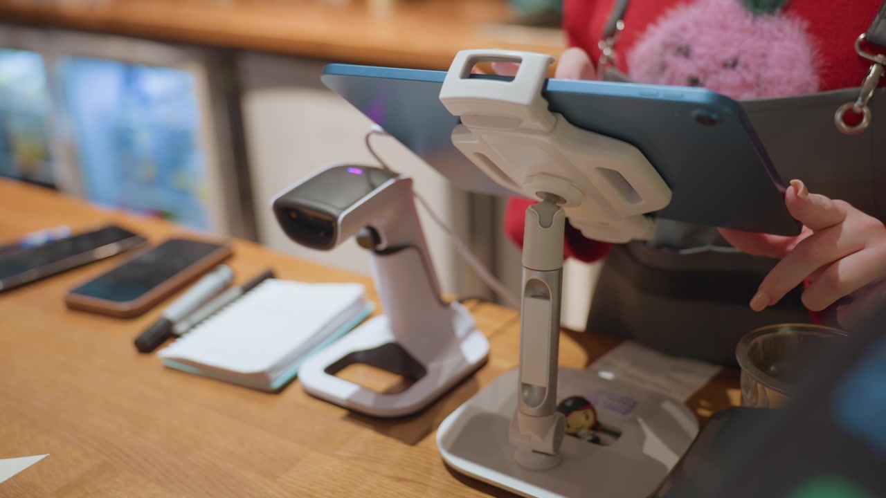 Primo piano di mani che utilizzano un sistema POS su tablet digitale