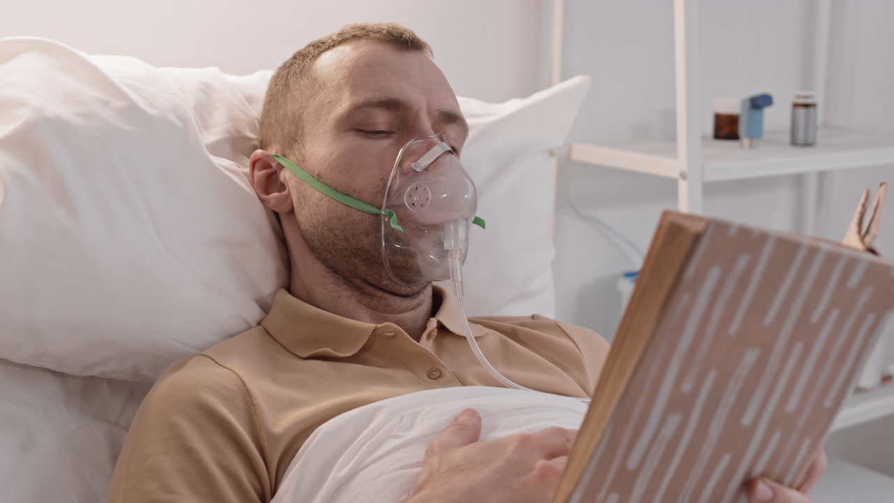 hombre leyendo en la cama del hospital