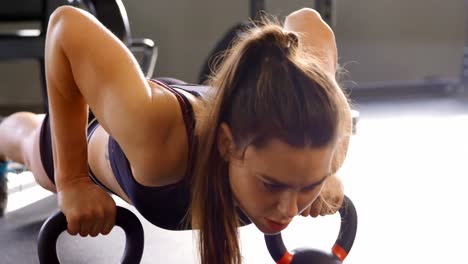 mujer haciendo flexiones en el estudio de fitness 4k