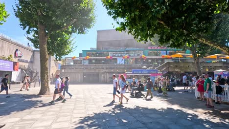 gente reuniéndose y caminando en el centro de southbank