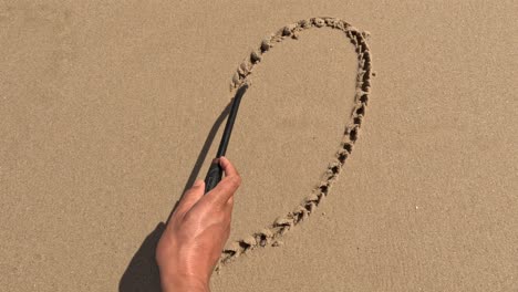 Mensaje-Te-Amo-En-La-Arena-Con-Dibujo-A-Mano-En-La-Playa