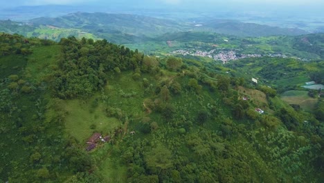 toma aérea de la ladera de la montaña en el huila, colombia