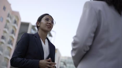 Cropped-shot-of-businesswomen-shaking-hands