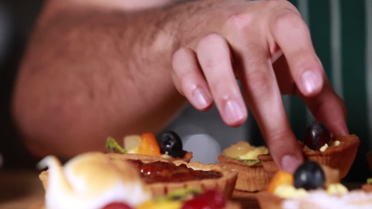 cerrar las manos ordenando los pasteles