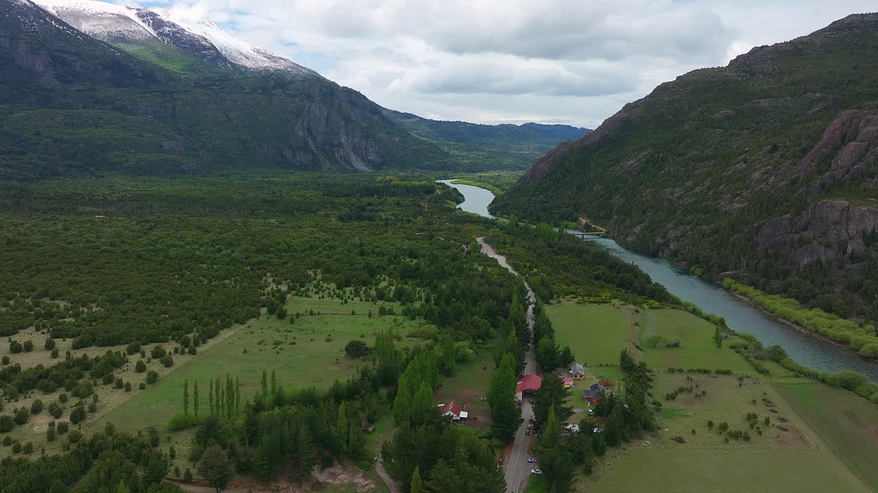 vista aérea de la frontera aduanera entre chile y argentina en el fondo del valle junto al río futaleufu