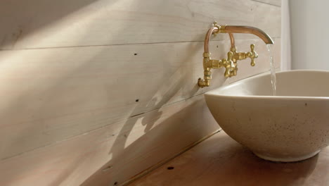 cerca del lavabo con agua corriente en el baño, cámara lenta