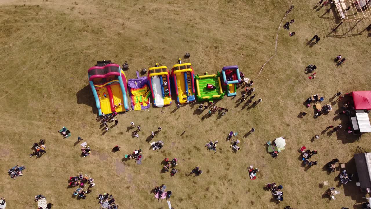 juegos inflables de colores ascendentes de arriba hacia abajo para niños al aire libre a la luz del sol