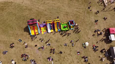 juegos inflables de colores ascendentes de arriba hacia abajo para niños al aire libre a la luz del sol