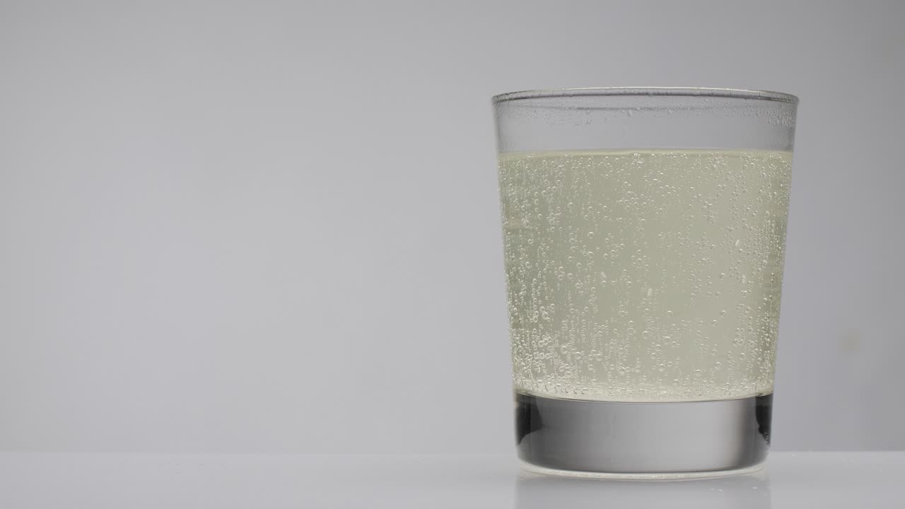 스파클링 음료 한 잔에 거품이 솟아오르다