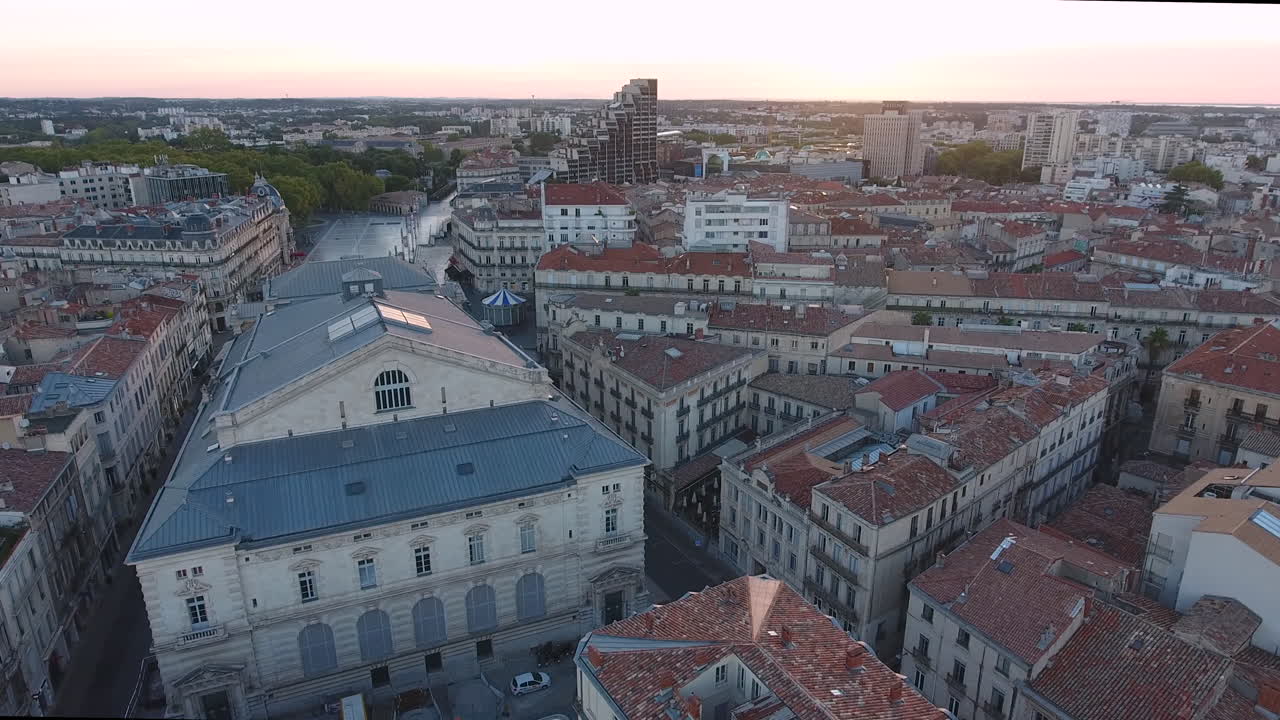 Ópera Comedia de Montpellier, vista de dron al amanecer.