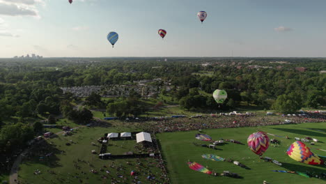 Travelling-De-Derecha-A-Izquierda-De-Los-Globos-Comenzando-La-Gran-Carrera-De-Globos-Aerostáticos-Del-Parque-Forestal