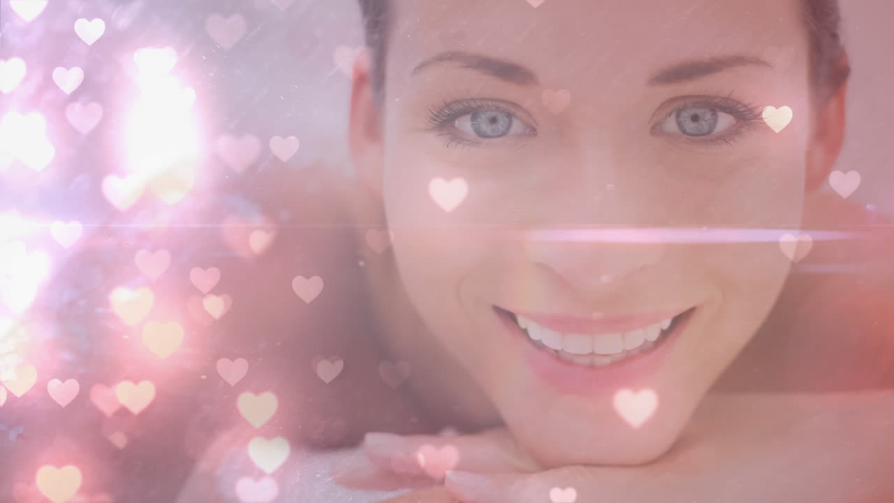 마사지 테이블 에 누워 있는 여자 가 미소 짓고 있다