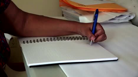 mujer negra tomando notas en un cuaderno