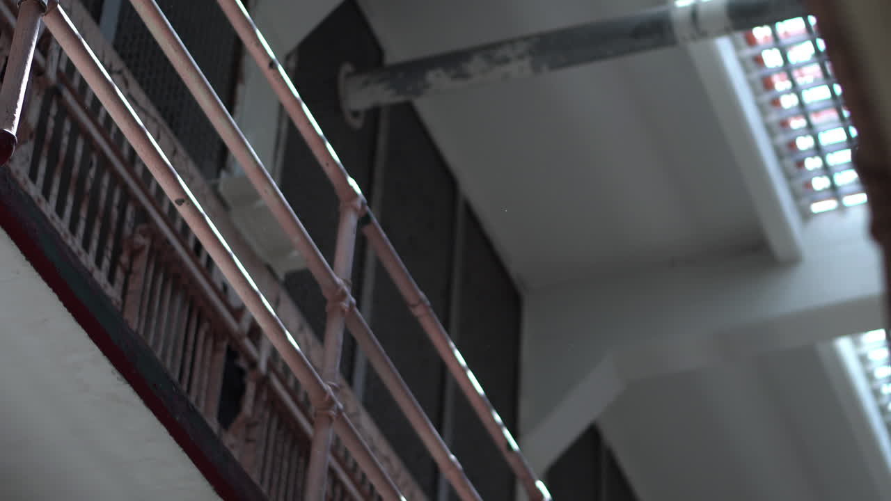 Detalles de la Prisión Federal de Alcatraz: Vallas metálicas en los niveles superiores y techo de cristal, California, EE. UU.