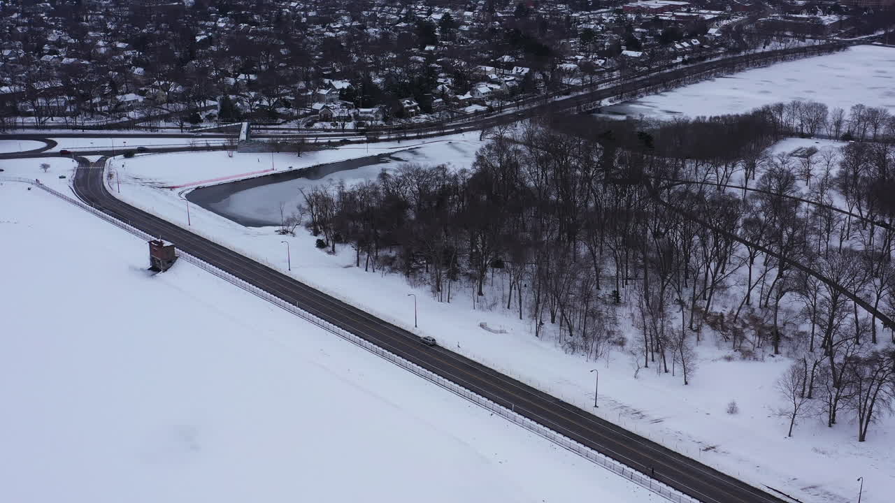 흐린 아침 해가 뜨는 동안 얼어붙은 호수 위로 무인 항공기의 공중 전망