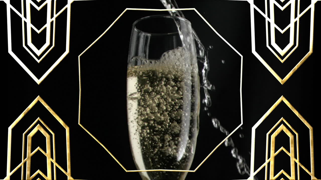 검은색 바탕에  ⁇ 페인 잔 위에 금색 패턴의 애니메이션