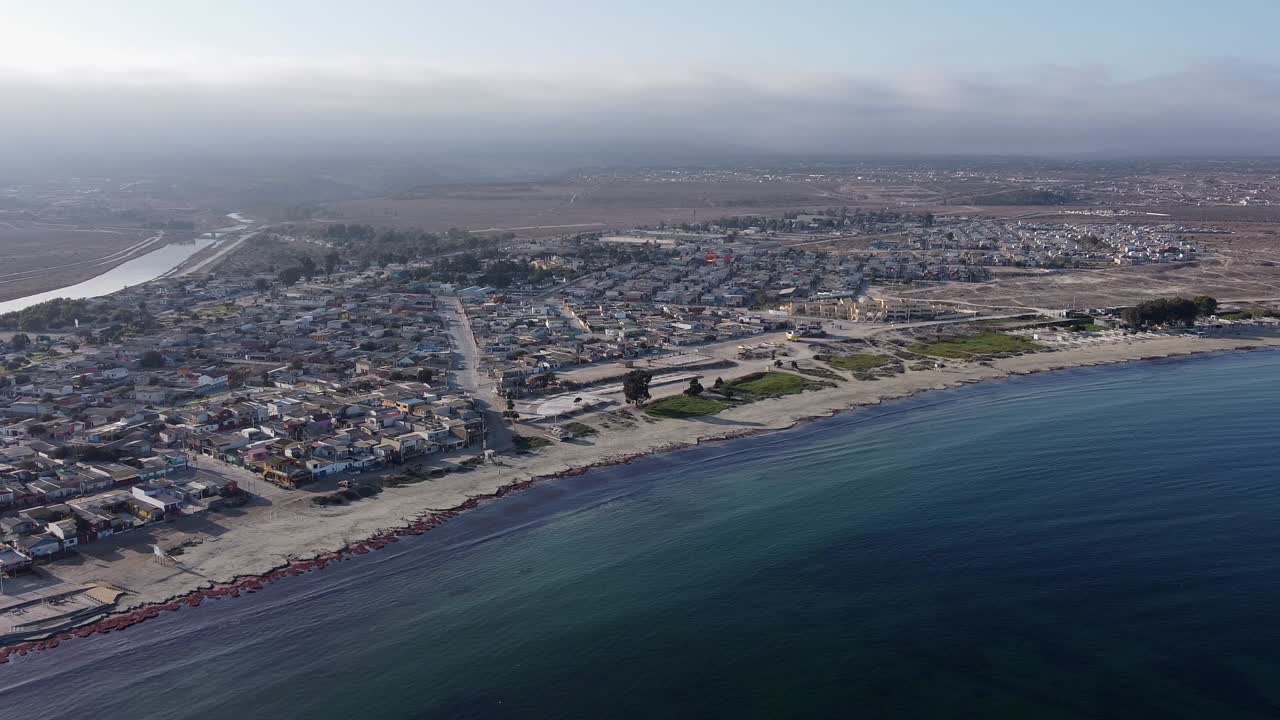 el avión desciende a la tranquila playa de arena del océano pacífico en tongoy, chile.