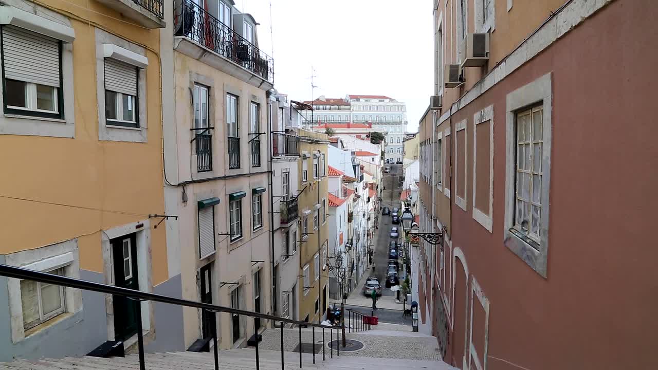 Strada, scale, ciottoli a Lisbona, Portogallo.