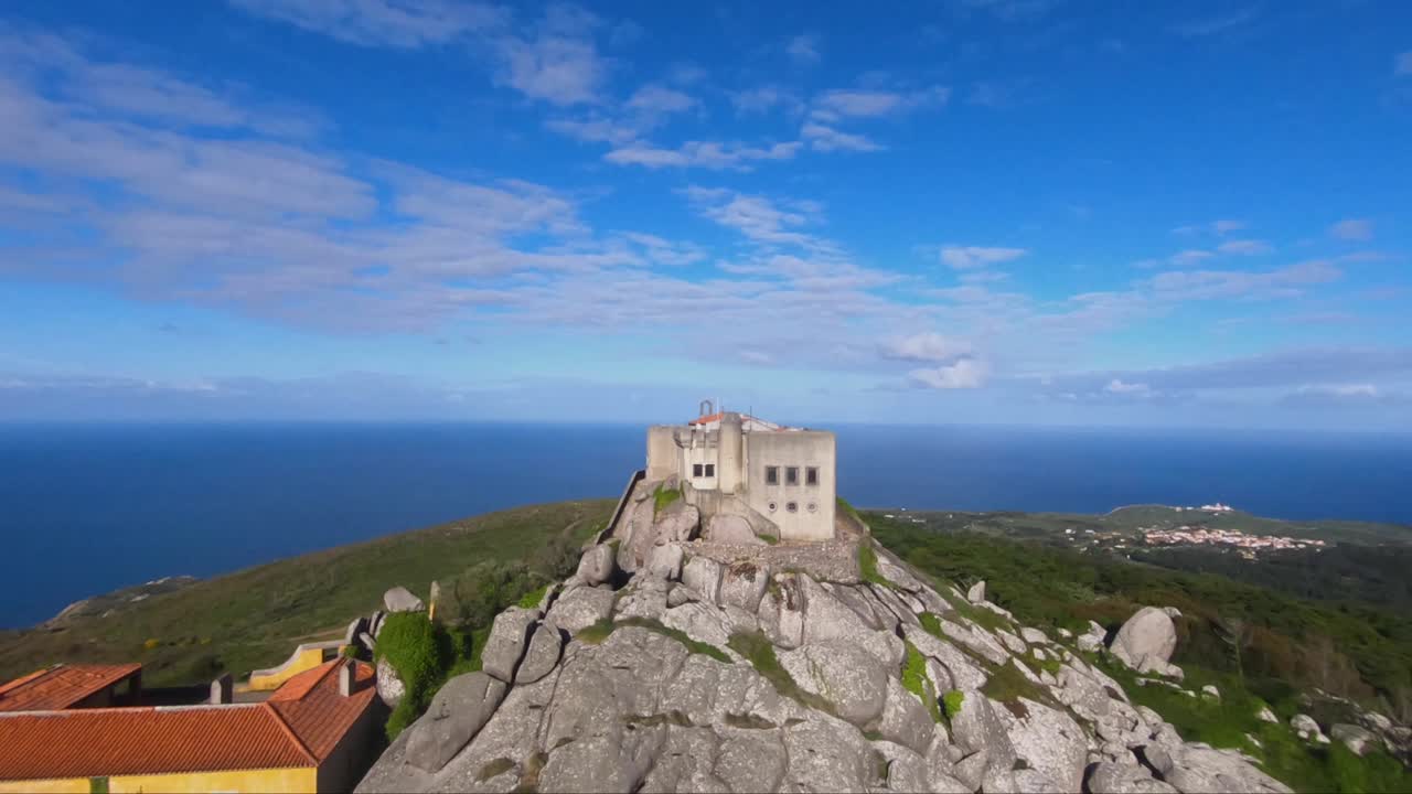 peninha의 성소는 amoinhas velhas의 벙어리와 매우 가난한 양치기에게 성모님의 발현을 따르고있었습니다.