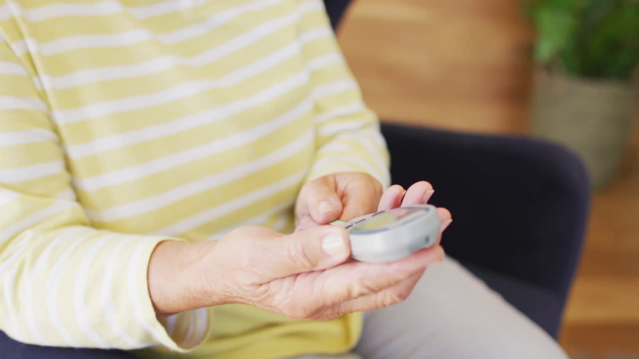 포도당 수치를 확인하는 백인 노인 여성의 중간 섹션의 비디오