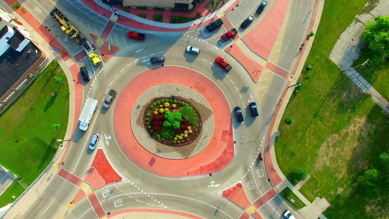 lapso de tiempo aéreo escénico de la rotonda, coches acelerando en círculo