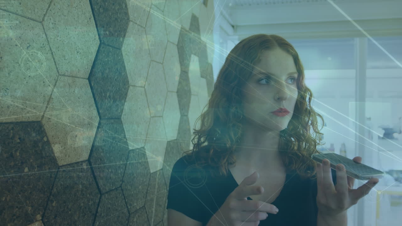 red de conexiones y procesamiento de datos contra una mujer caucásica que habla por teléfono inteligente en la oficina