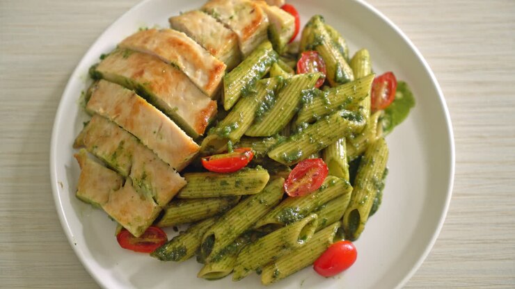 penne fatte in casa al pesto con pollo alla griglia