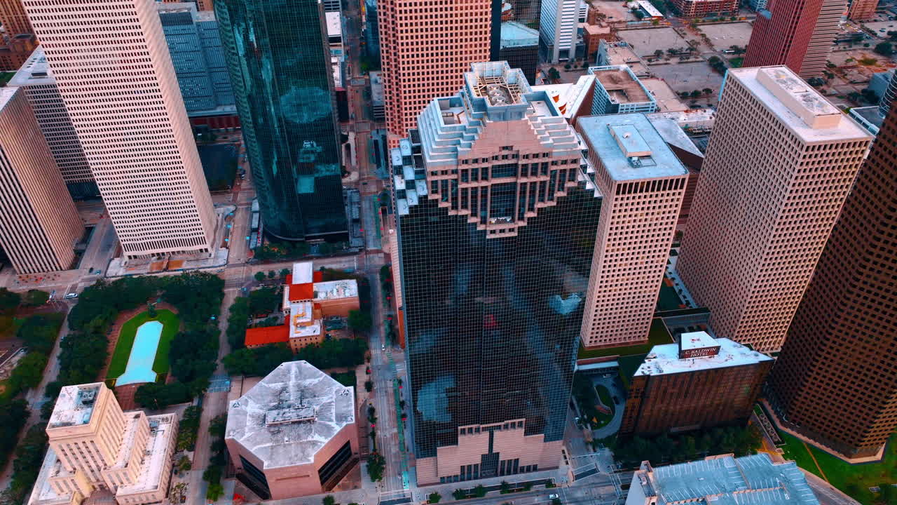 Houston, USA, 24 novembre 2025: Magnifico grattacielo Heritage Plaza Tower con facciata in vetro. Riprese con drone dalla cima dell'edificio nel centro di Houston, Texas, USA.