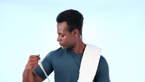 Hombre-Negro,-Mide-Bíceps-Y-Progresa-En-Fitness