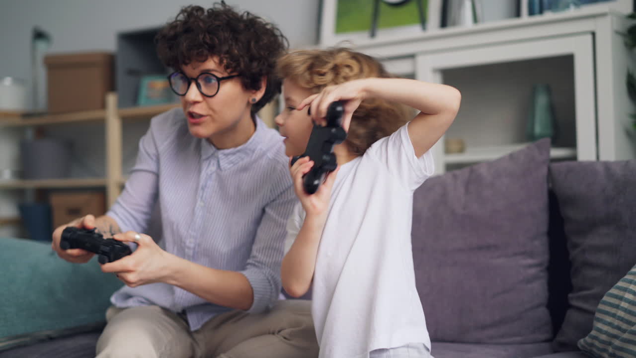 어머니 와 아들 이 비디오 게임 을 하고 있다