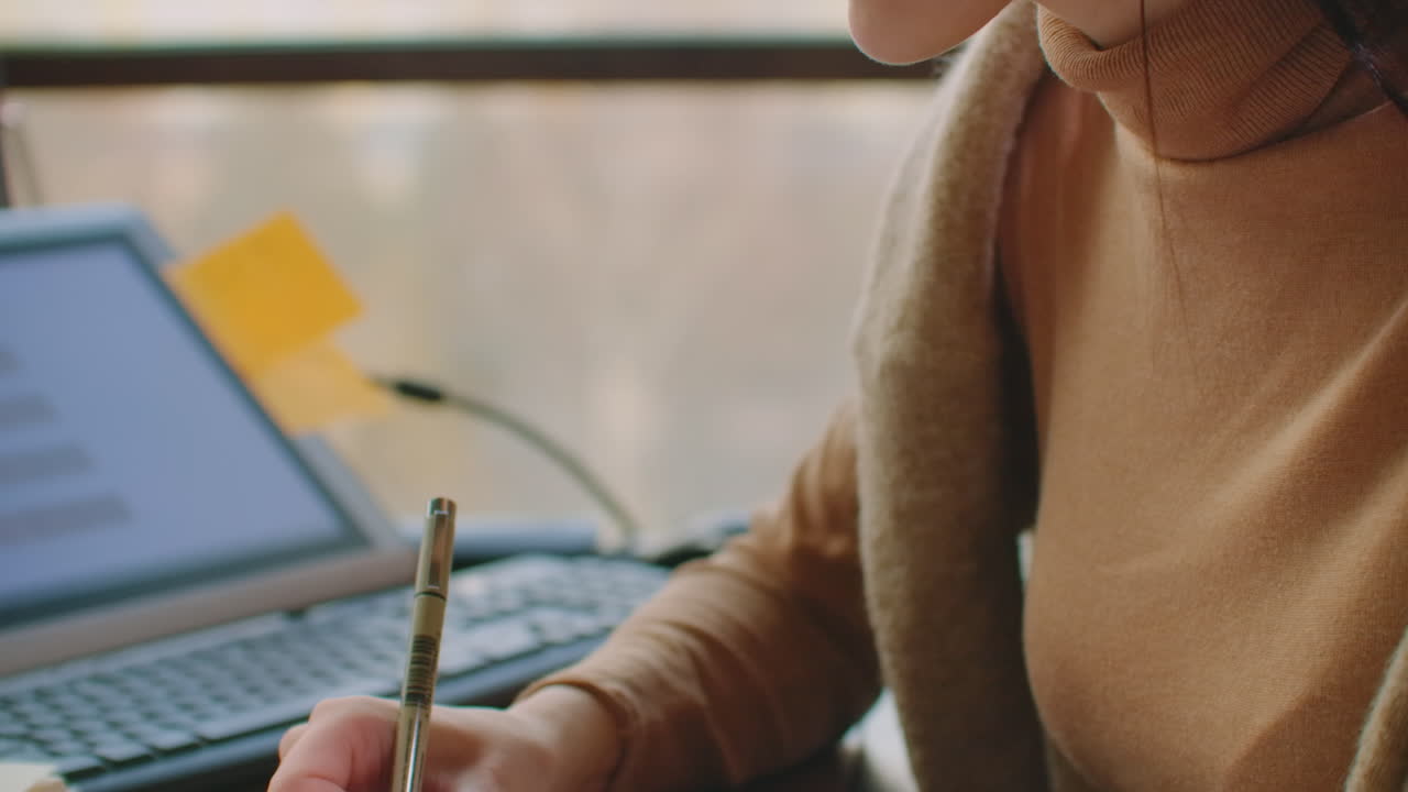 las manos del calígrafo escriben frases en papel blanco. inscribiendo letras decoradas ornamentales. caligrafía diseño gráfico letras escritura a mano concepto de creación