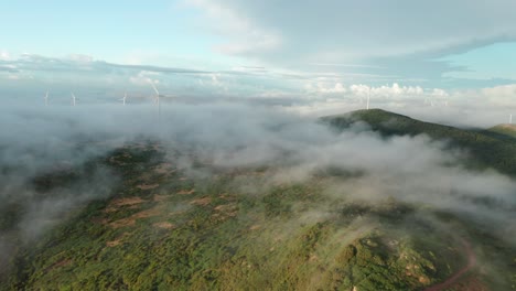 Volando-Por-Encima-De-Las-Nubes-Bajas-Con-Molinos-De-Viento-Distantes-Que-Sobresalen-En-Bica-Da-Cana