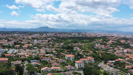 Erstaunliche-Häuser-Am-Meer-In-Der-Französischen-Stadt-Anglet-Mit-Gärten-Und-Pyrenäen