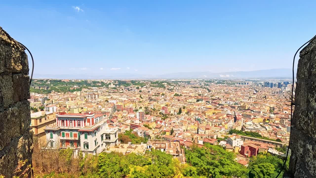 역사적인 돌의 전망대에서 볼 수 있는 파노라마 도시 풍경