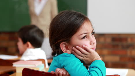 niña pensando mucho durante la clase