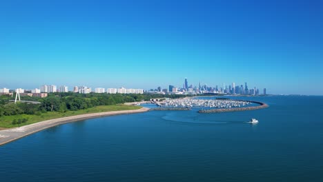 Yacht-Verlässt-Den-Hafen-Mit-Sonnigem-Blauem-Himmel-Und-Wasser-Skyline-Von-Chicago-Im-Hintergrund