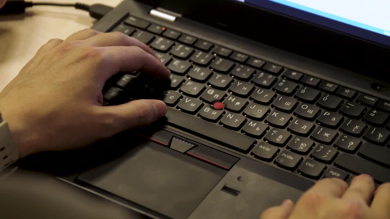 persona escribiendo en una computadora portátil