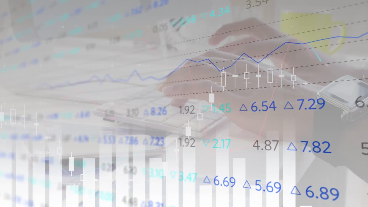 컴퓨터에서 타이핑하는 여성에 대한 금융 데이터 처리 애니메이션