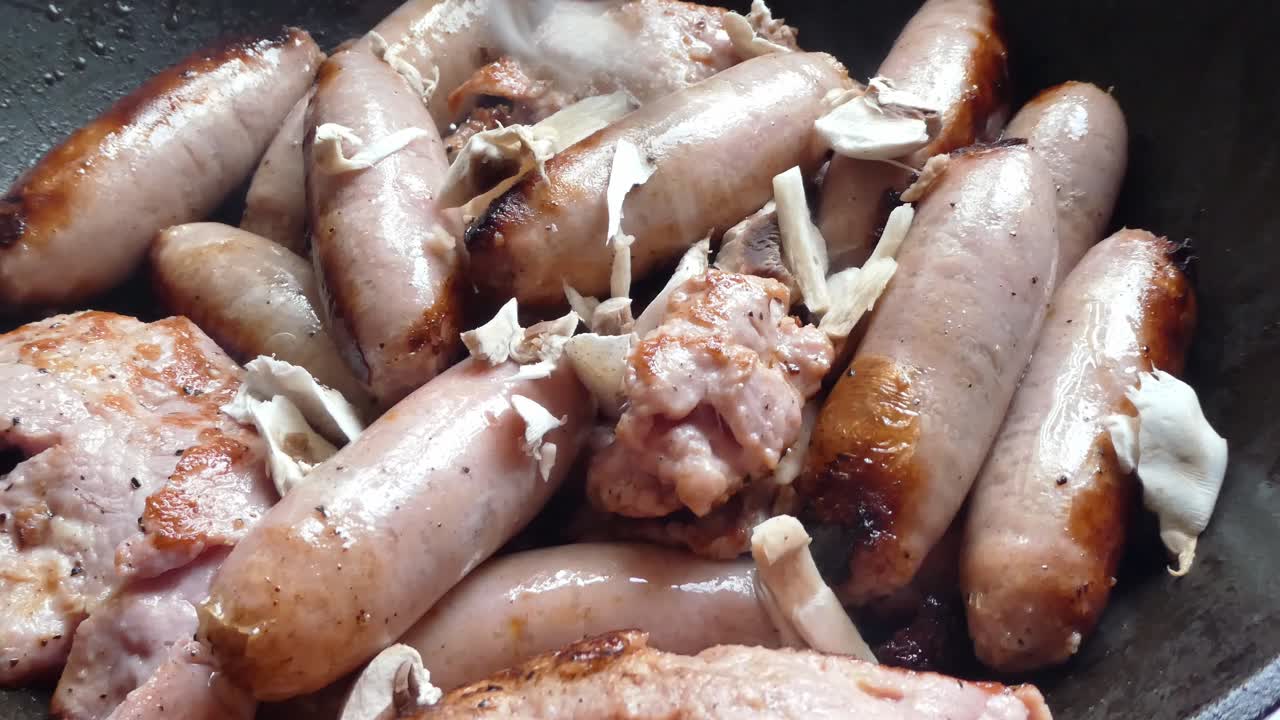 salchichas y setas cocinadas en una sartén