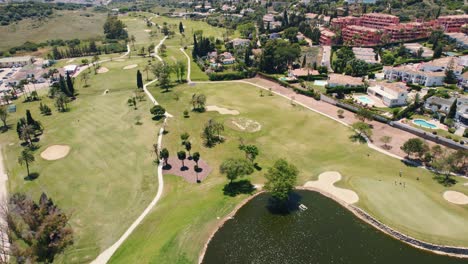 Vista-Aérea-De-El-Paraíso-Golf,-España-Marbella-Campo-Natural-Agradable